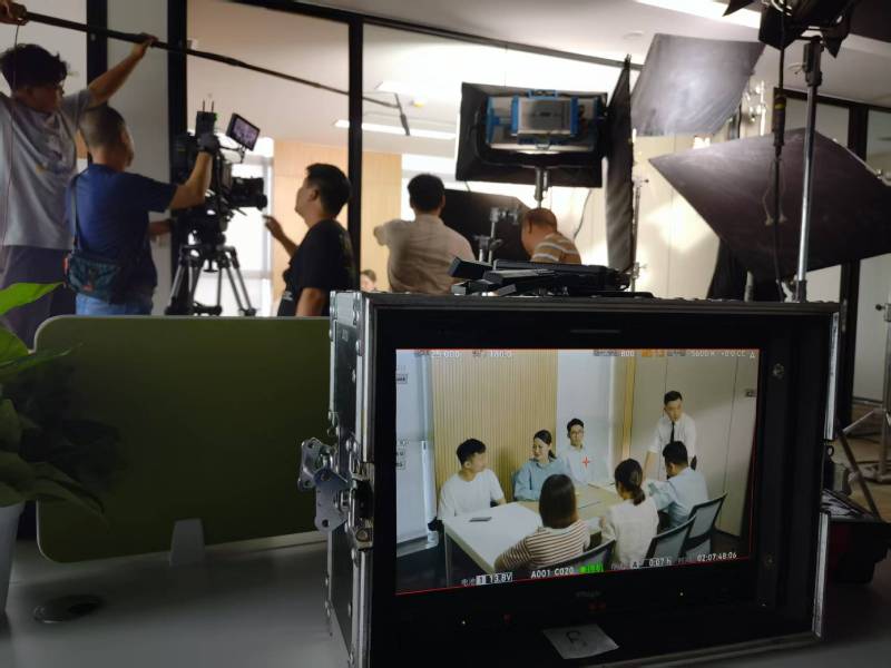 龙泉驿区TVC拍摄公司：科技产品视觉化大师，诠释未来感与功能美学